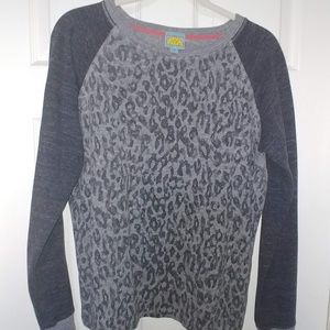 Raglan style sweatshirt with leopard print